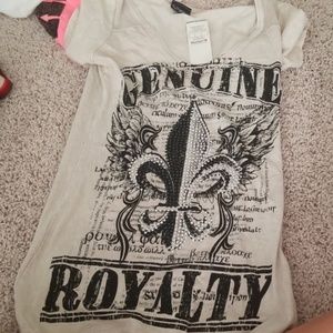 Buckle fleur-de-lis tshirt